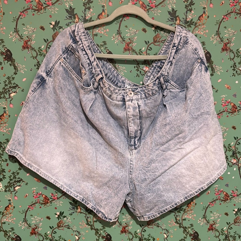 Pleated high rise acid wash denim shorts